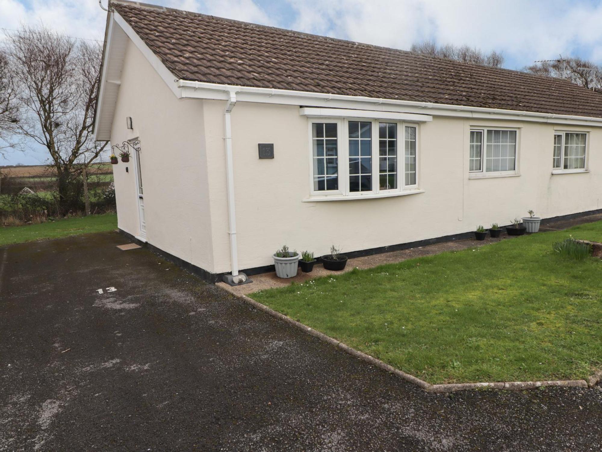 13 Gower Holiday Village Суонси Экстерьер фото