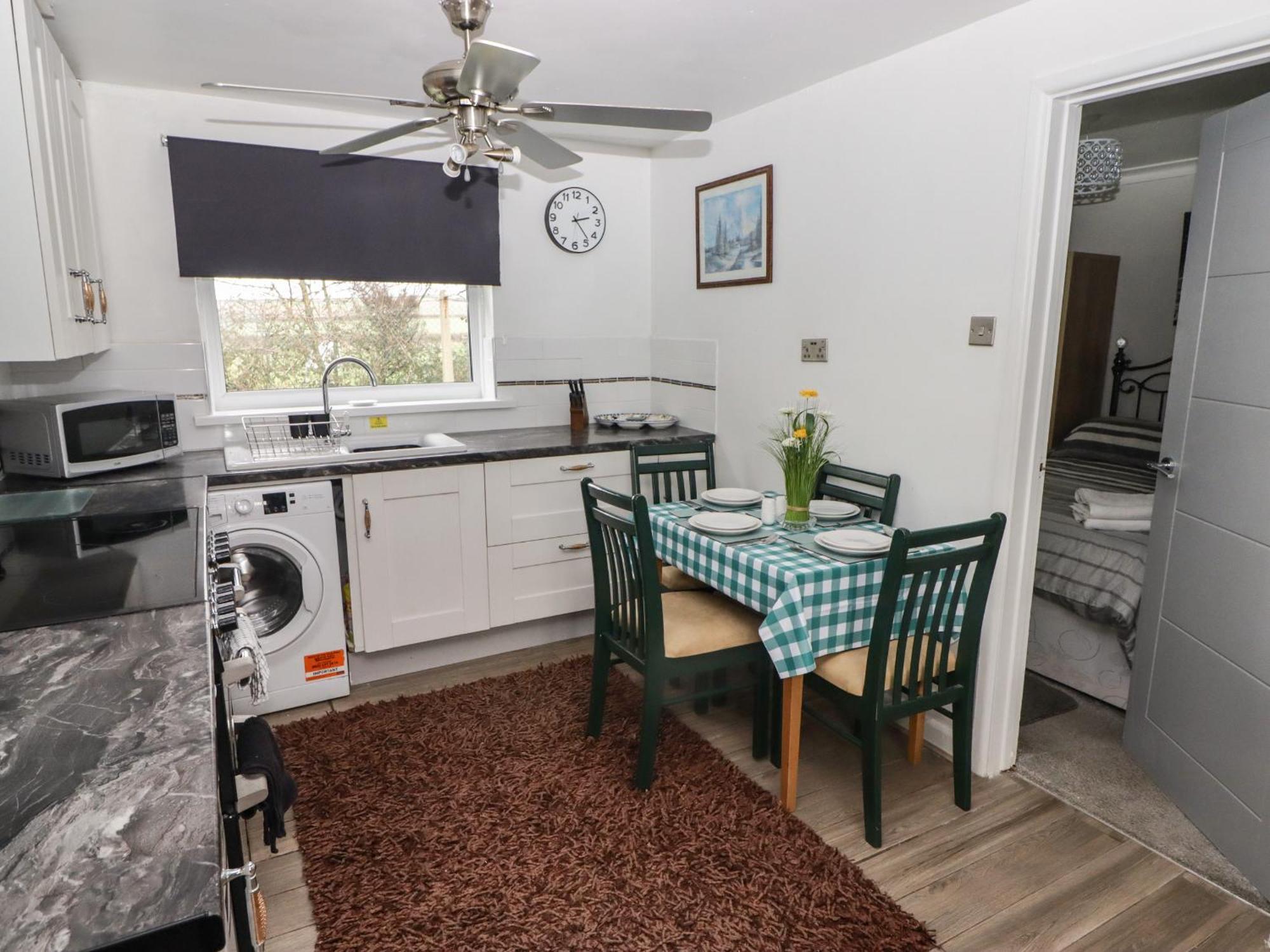 13 Gower Holiday Village Суонси Экстерьер фото